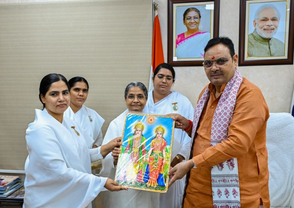 ब्रह्माकुमारीज़ जयपुर ने ईश्वरीय रक्षासूत्र बांधकर बताया रक्षाबंधन का सच्चा अर्थ